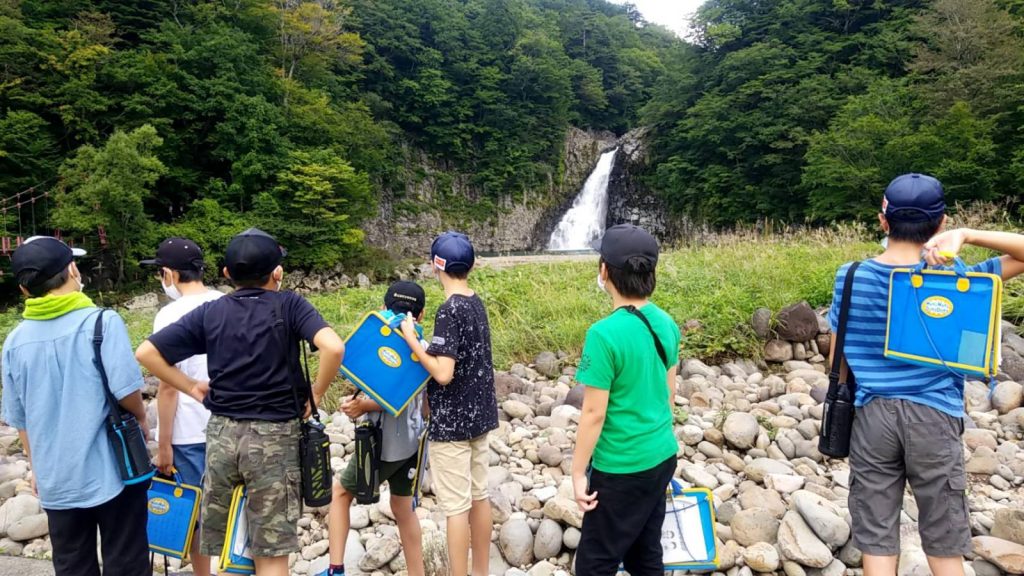 写真：日本の名瀑100選の「法体の滝」での児童の様子2