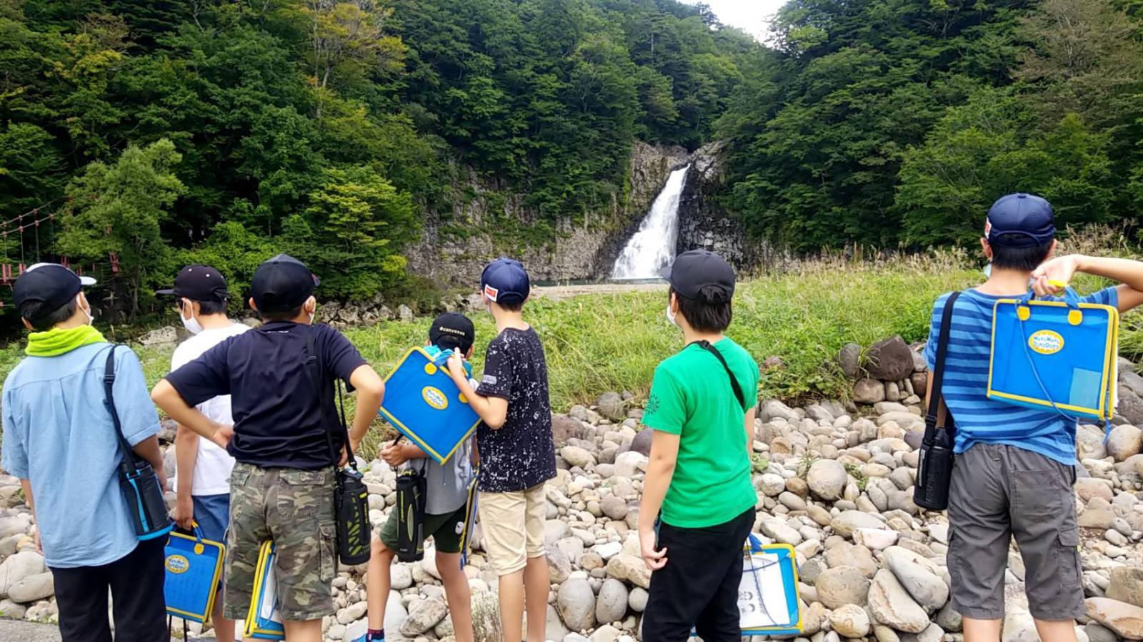 写真：日本の名瀑100選の「法体の滝」での児童の様子