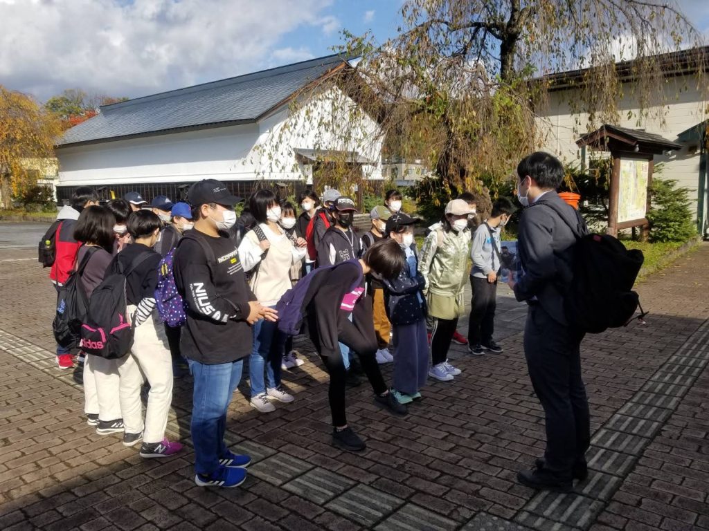 写真：角館駅前を散策する児童