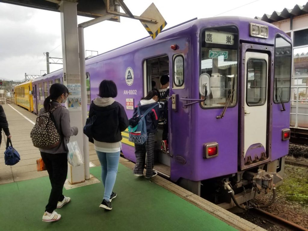 写真：内陸線に乗車する児童