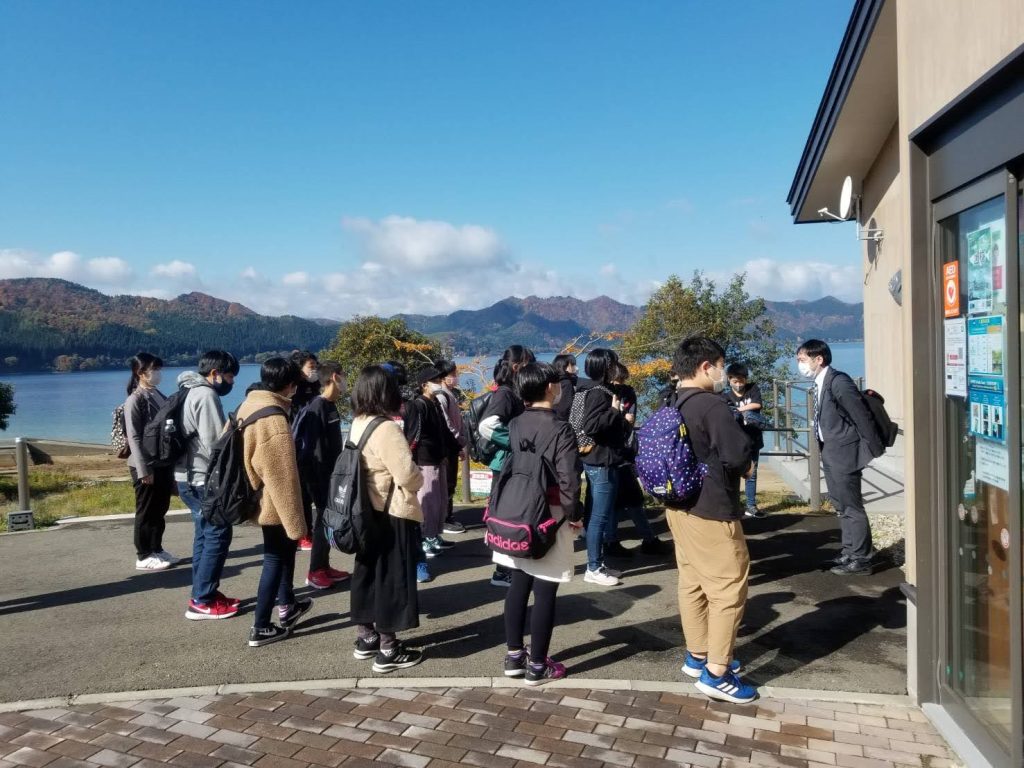 写真：田沢湖クニマス未来館前での児童たち2
