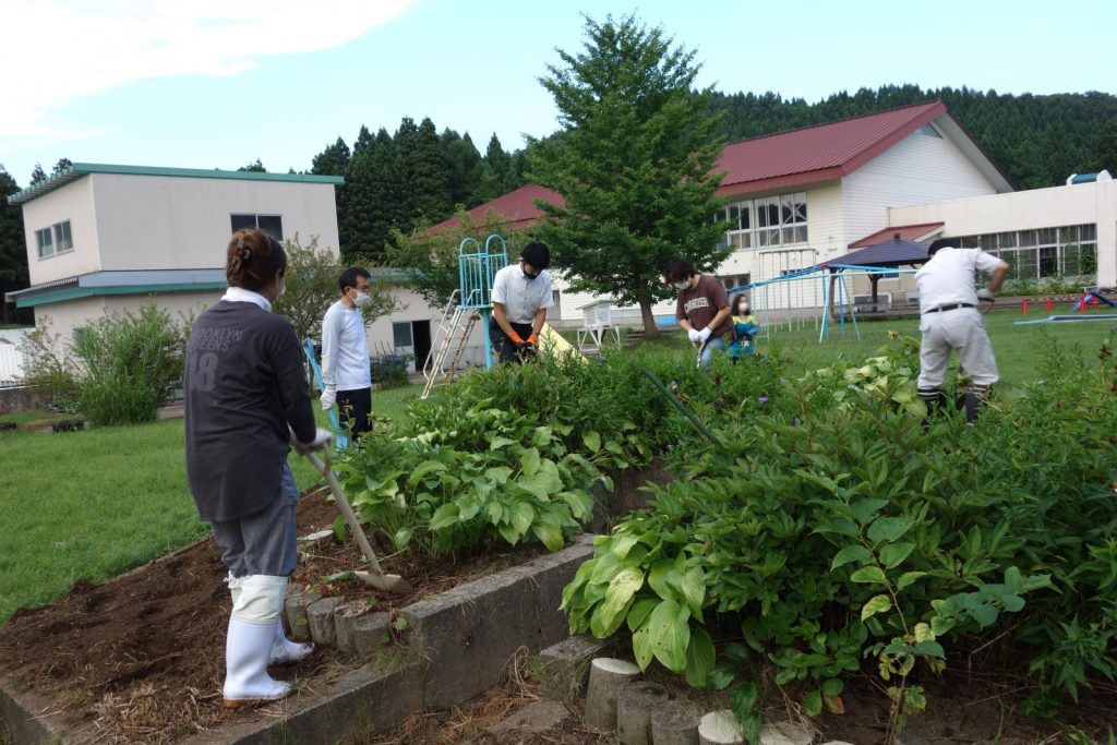 写真：なかよし広場の花壇整備の様子1