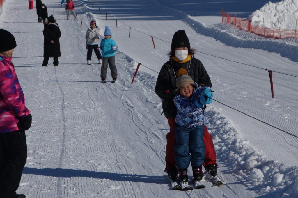 写真：低学年のスキー教室での児童の様子1
