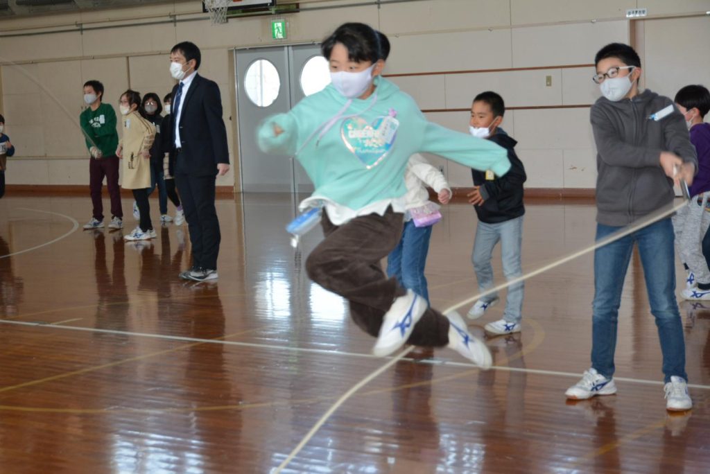 写真：縄跳びの練習に一生懸命取り組む児童1
