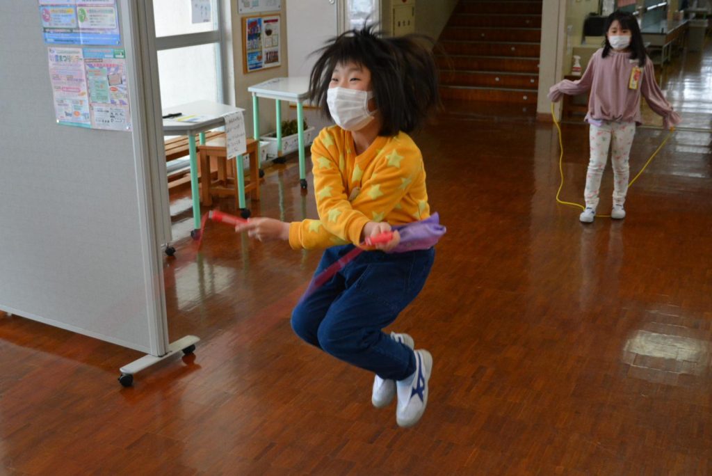 写真：縄跳びの練習に一生懸命取り組む児童8