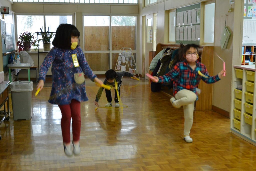 写真：縄跳びの練習に一生懸命取り組む児童7