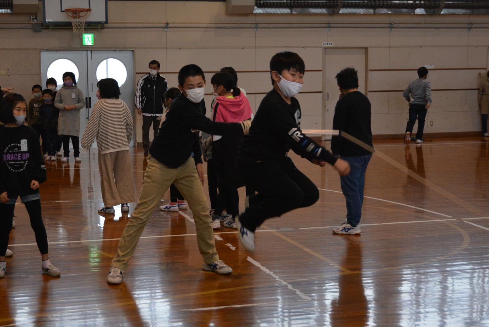 写真：縄跳びの練習に一生懸命取り組む児童