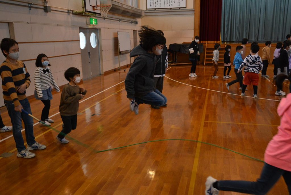 写真：縄跳びの練習に一生懸命取り組む児童4