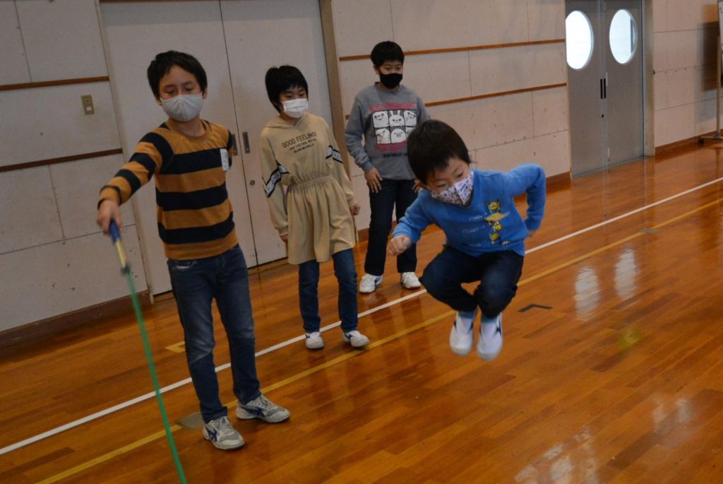写真：縄跳びの練習に一生懸命取り組む児童5