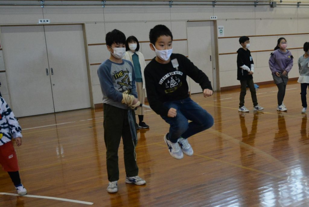 写真：縄跳びの練習に一生懸命取り組む児童6