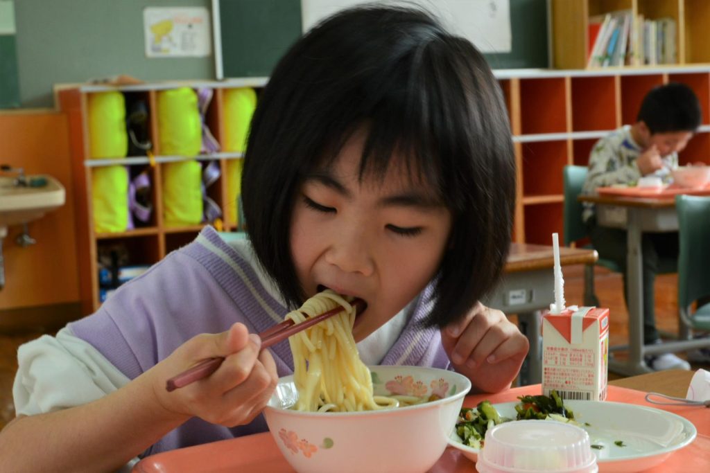 写真：初めての給食を食べる児童1