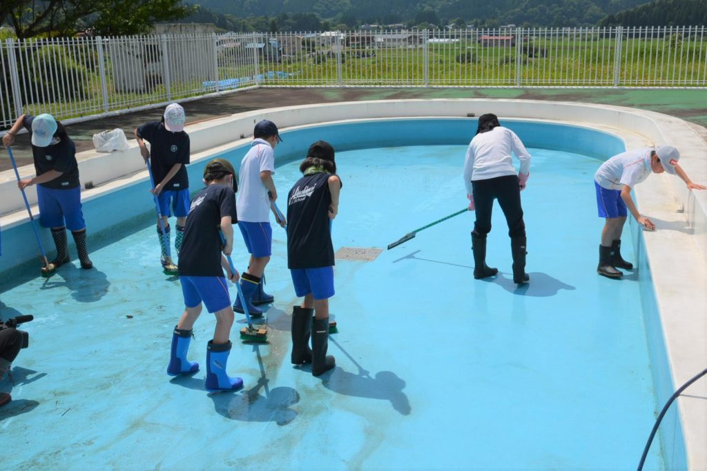 写真：プール清掃を行う児童の様子7