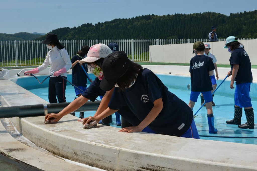 写真：プール清掃を行う児童の様子8