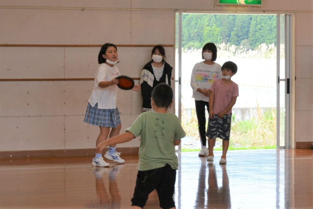 写真：縦割り遊びを楽しむ児童3