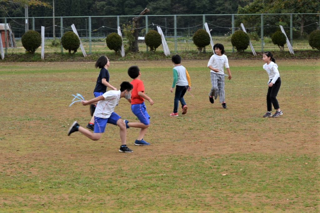 写真：縦割り遊びを楽しむ児童5