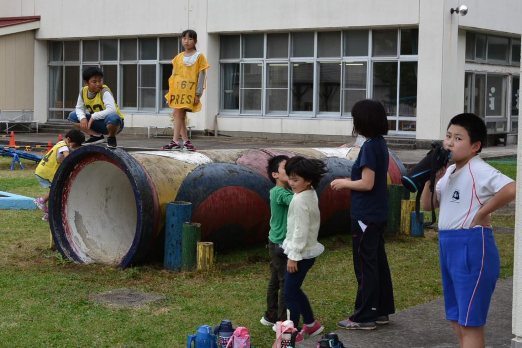 写真：縦割り遊びを楽しむ児童6