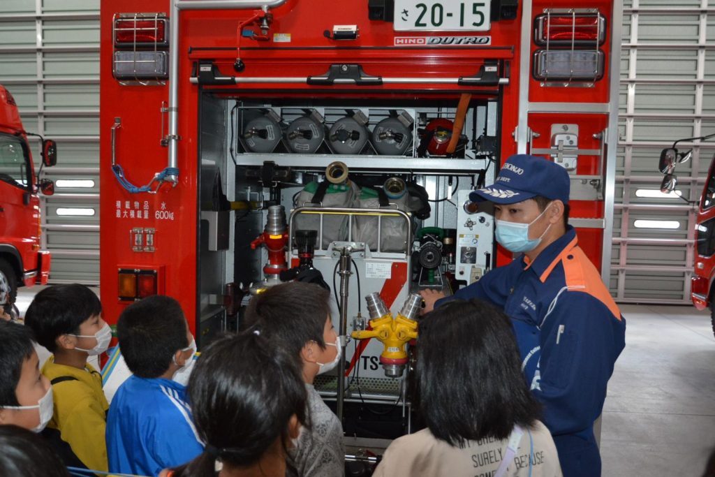 写真：由利本荘消防署を見学する児童の様子2
