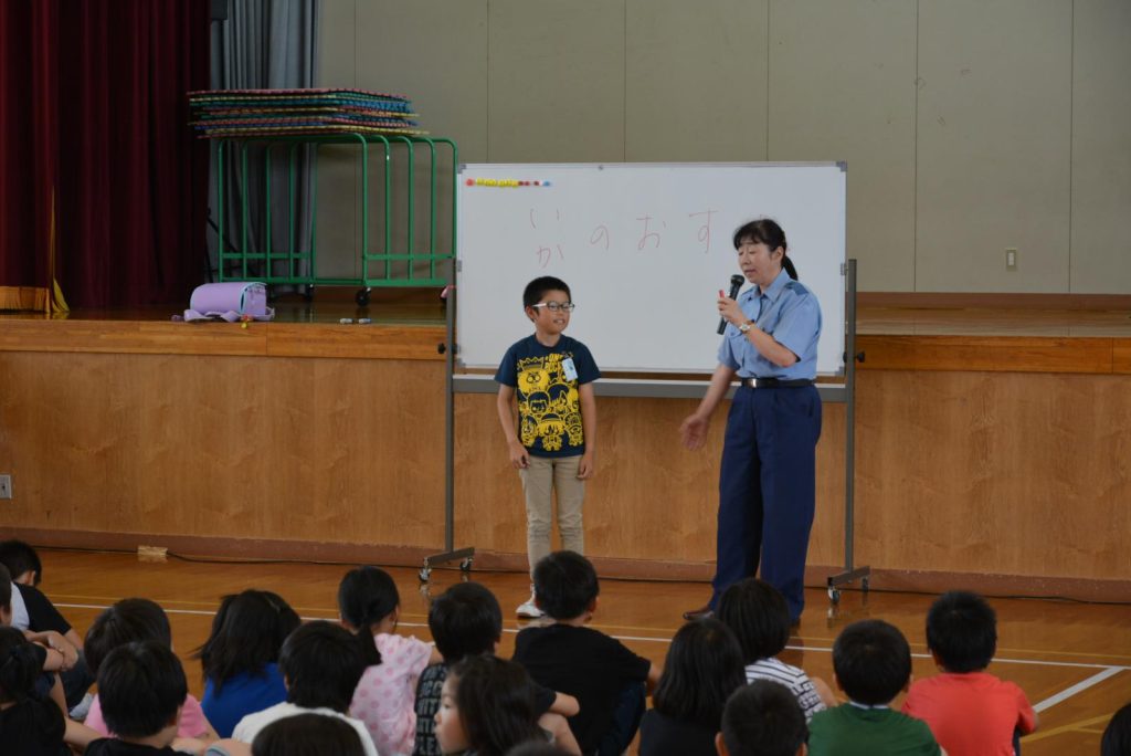 写真：防犯教室で説明を受ける児童の様子2