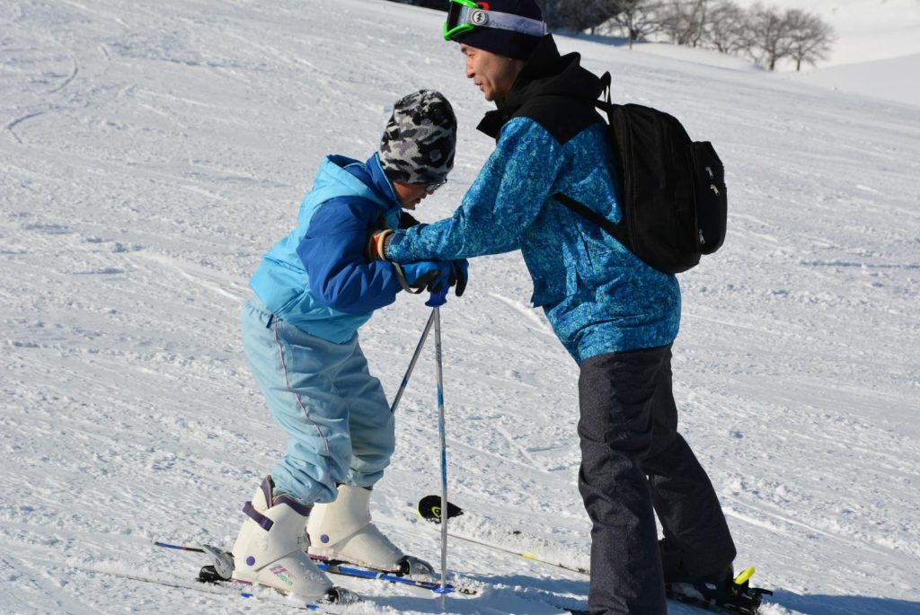 写真：低学年のスキー教室での児童の様子2