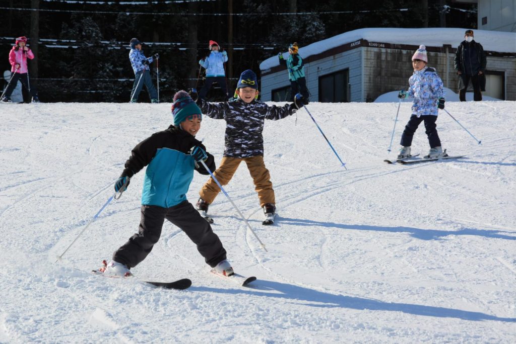 写真：低学年のスキー教室での児童の様子4