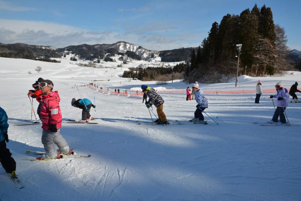 写真：スキー教室での児童の様子