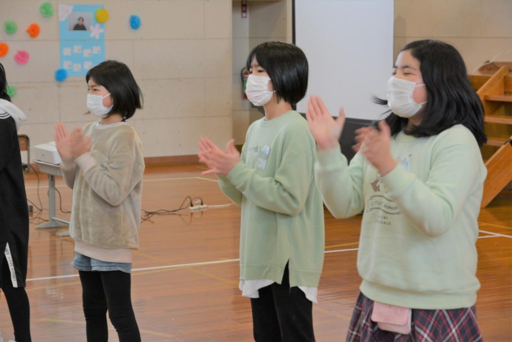 写真：5年生の学年発表の様子2