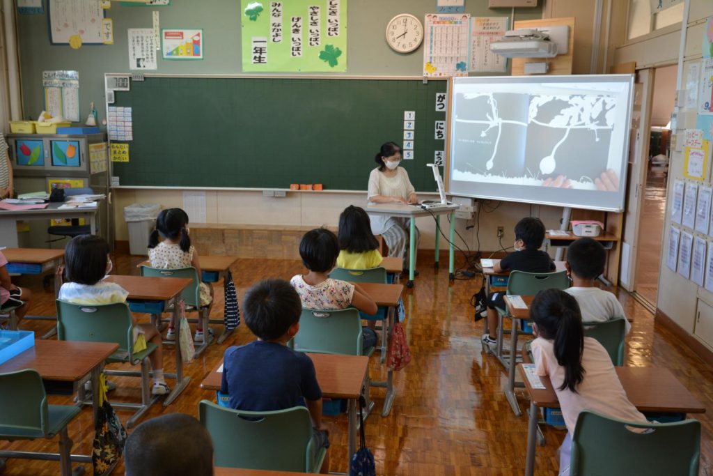 写真：読み聞かせの様子1