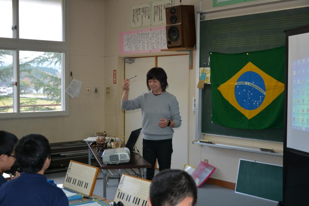 写真：「秋田県国際交流協会」サポーターの方々との交流学習の様子1