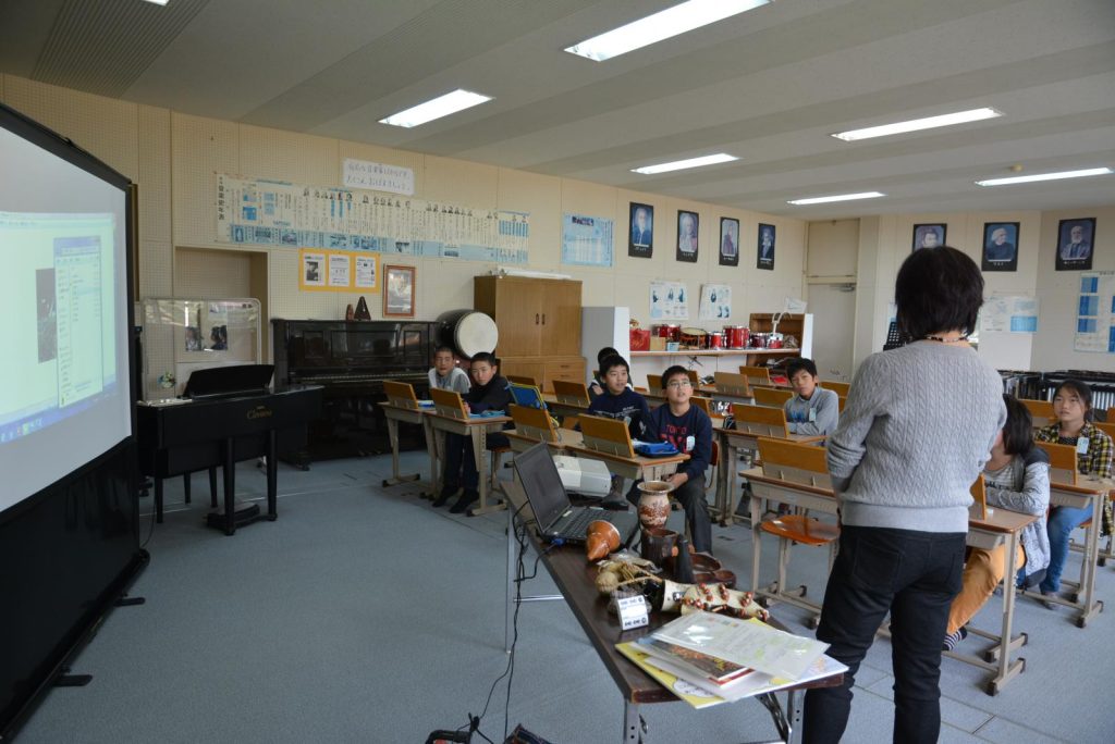 写真：「秋田県国際交流協会」サポーターの方々との交流学習の様子2