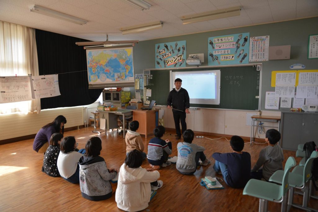 写真：「秋田県国際交流協会」サポーターの方々との交流学習の様子3