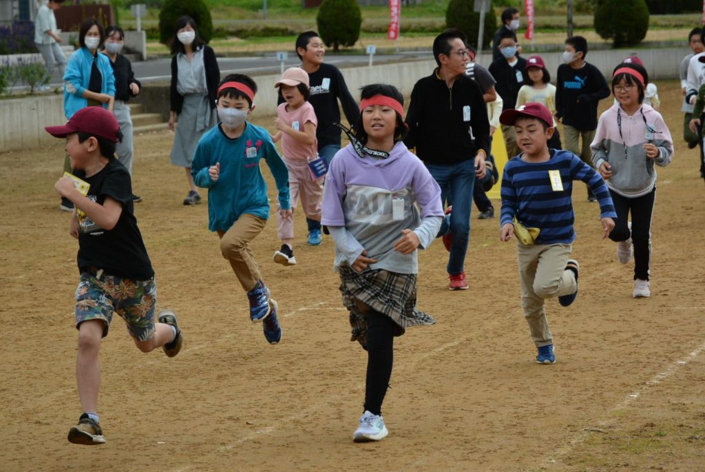 写真：走る児童たち1