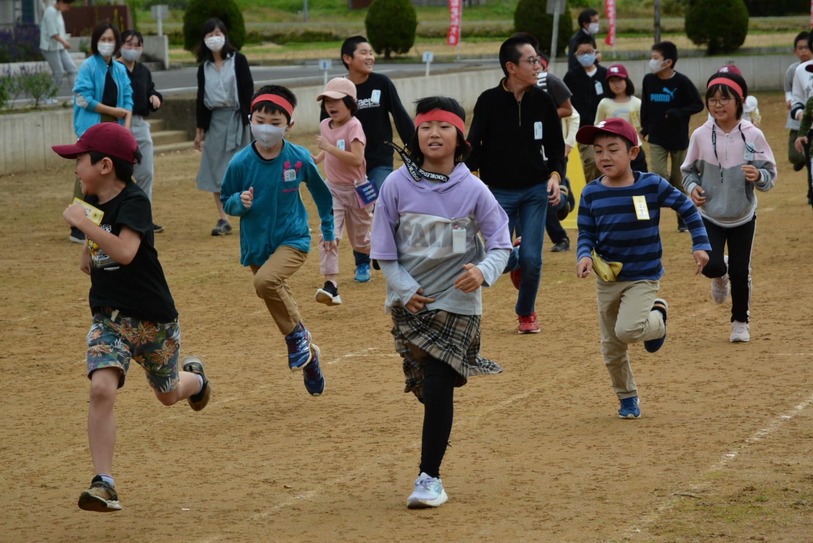 写真：走る児童たち