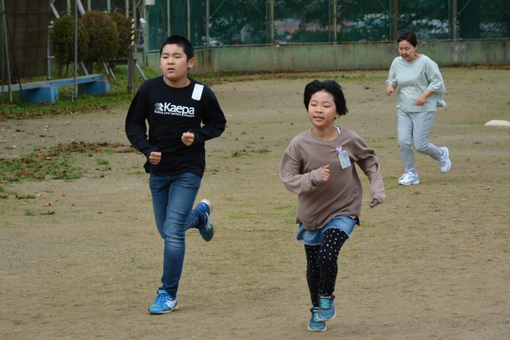 写真：走る児童たち2