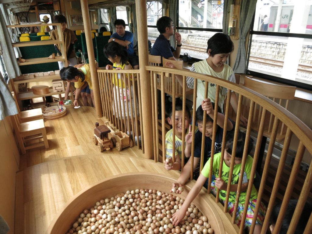 写真：列車の中は木のおもちゃがいっぱい