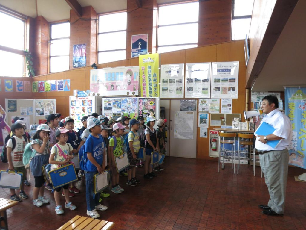 写真：矢島駅に到着した児童