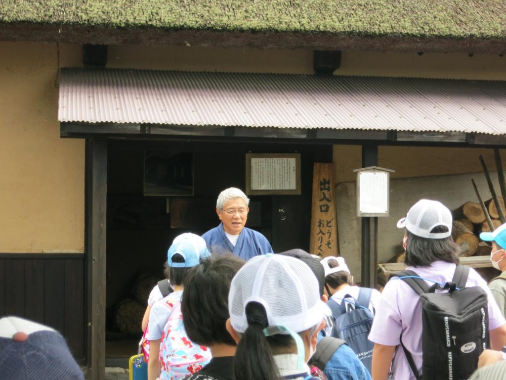 写真：土田家住宅を見学する児童1