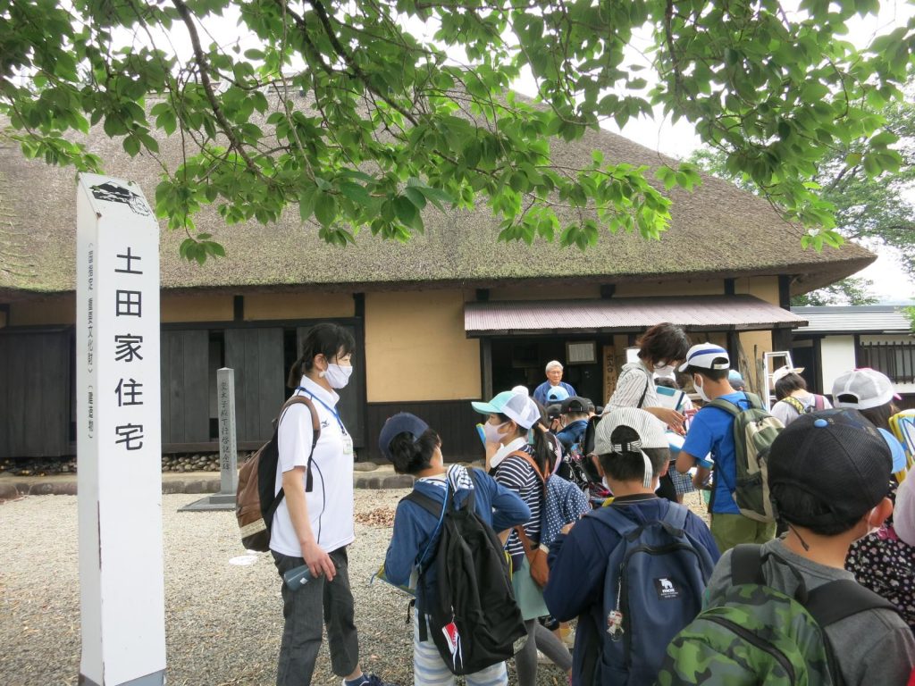 写真：土田家住宅を見学する児童2