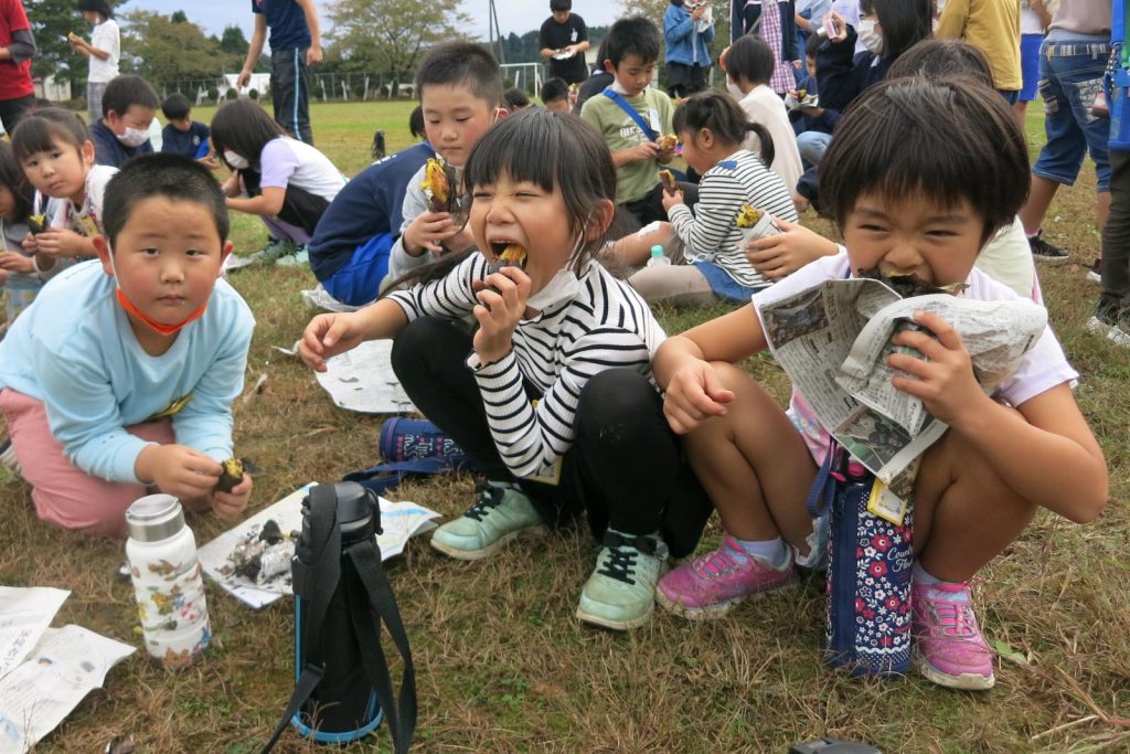 写真：焼き芋を食べる児童4