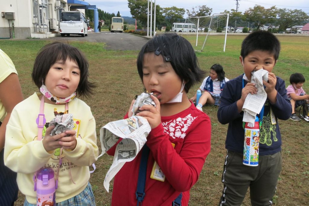 写真：焼き芋を食べる児童3