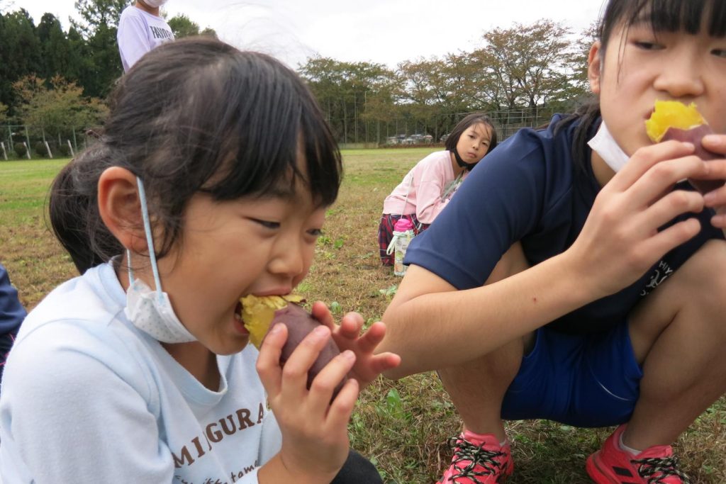 写真：焼き芋を食べる児童1