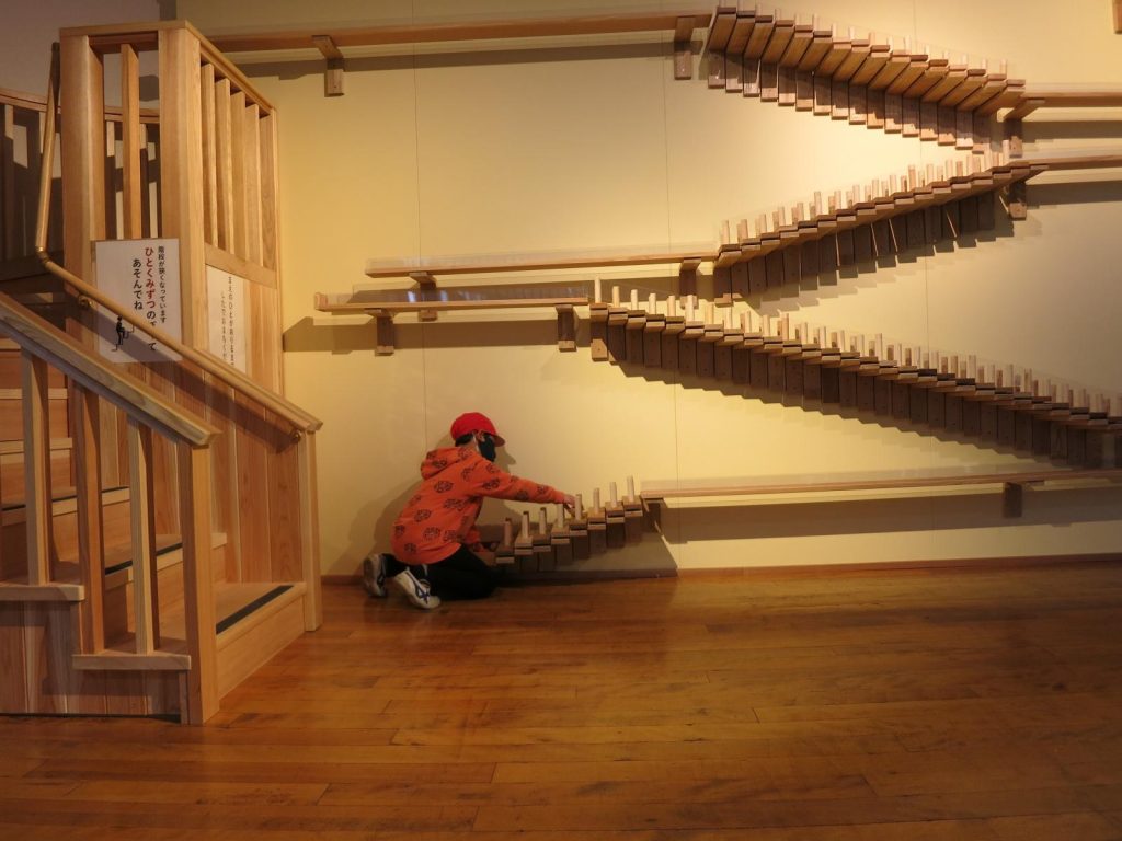 写真：木のおもちゃ美術館での児童の様子3