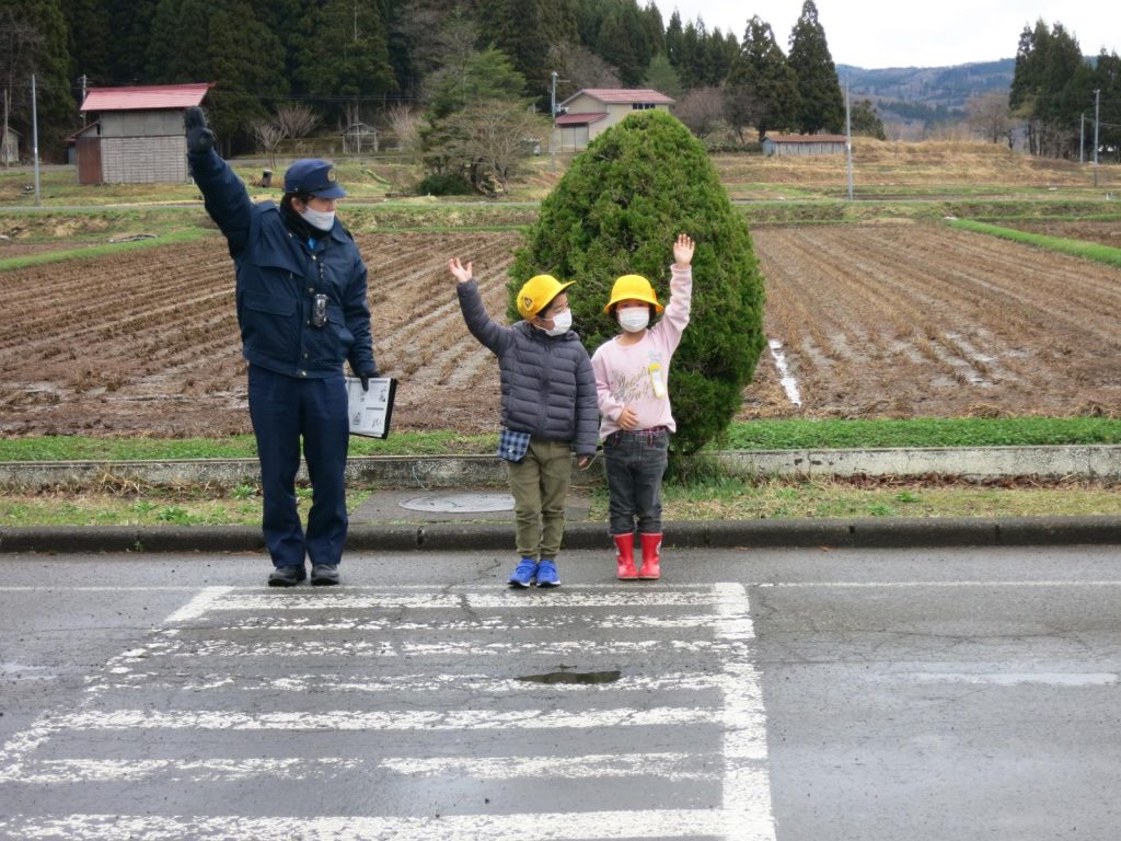 写真：安全に道路を歩くためのルールなどを教えていだだく児童2