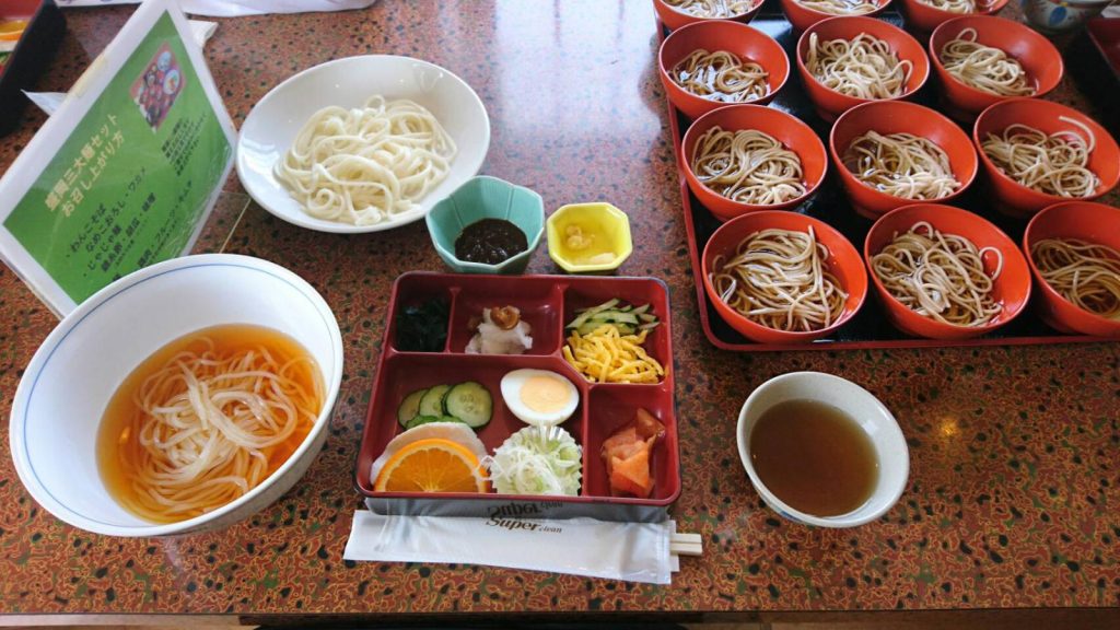 写真：昼食の盛岡三大麺「わんこそば，じゃじゃ麺，冷麺」のセット