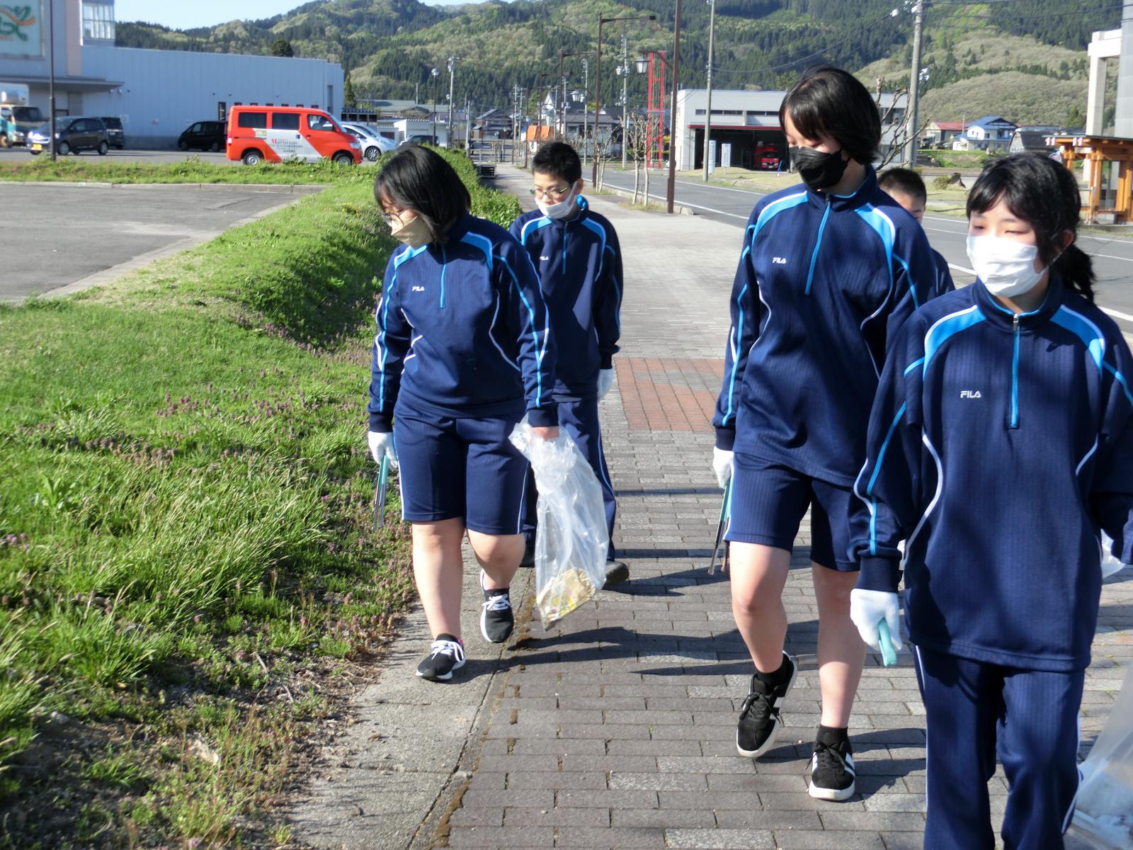 写真：写真：生徒会ボランティアの様子