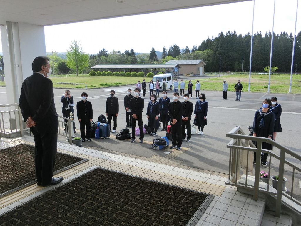 写真：修学旅行出発式の様子