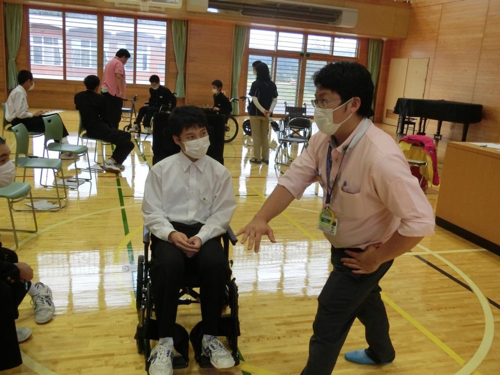 写真：介護の体験をする生徒