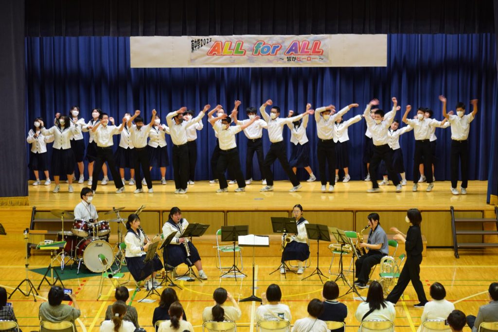 写真：吹奏楽部のサプライズの様子