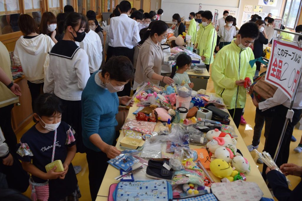 写真：展示，校内イベント，びっくり市の様子1