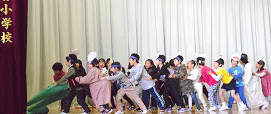 写真：子吉小学校の劇の様子