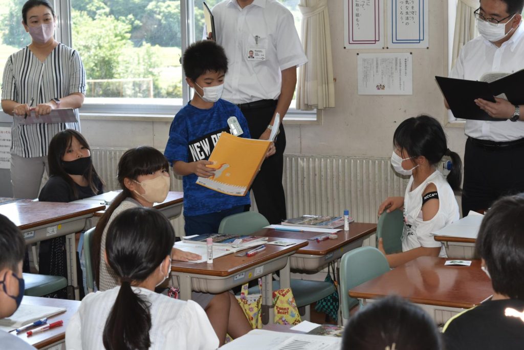 写真：教科等訪問授業研究会の様子1